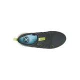 Zapatilla urbana de mujer color gris oscuro, con cordones elásticos cruzados, suela blanca y detalles en verde flúor.