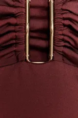 Top negro de cuello halter ajustable con lazadas, espalda descubierta, detalle de aplicación metálica en el delantero y drapeado lateral.