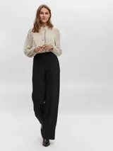 Pantalón de vestir negro con pinzas frontales y corte ajustado de pierna ancha.