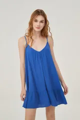 Vestido corto azul eléctrico con breteles finos y volado en el ruedo.