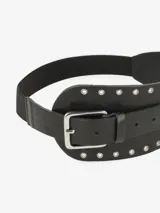 Cinturón ancho de cuero sintético negro con elástico, hebilla metálica rectangular plateada y detalles de tachas metálicas plateadas.