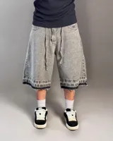 Bermuda de jean gris con efecto lavado, corte amplio, cordón ajustable en la cintura y terminación desflecada.