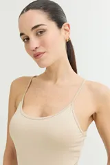 Body celeste con breteles finos.