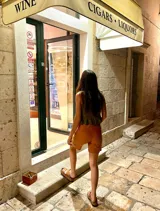 Bermuda de cuero color camel, tiro alto y corte recto.