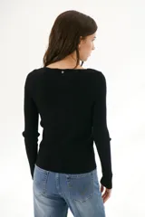 Buzo negro de morley con escote bote y mangas largas.