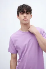 Remera negra de algodón, de corte recto y manga corta.
