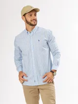Camisa celeste a rayas verticales blancas, de corte slim fit y manga larga.