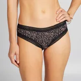 Pack de tres braguitas brasileñas de microfibra con cintura de encaje: una negra con estampado de lunares rosas, una negra lisa y una con estampado de camuflaje en tonos verde y negro.