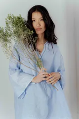 Camisa color beige de lino con escote en V y bordado multicolor.