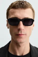 Blazer negra relaxed fit confeccionada en tejido fluido con mezcla de lyocell. Cuello con solapas de muesca y manga larga. Bolsillos de solapa en cadera. Detalle de bolsillo interior. Cierre frontal de botonadura.