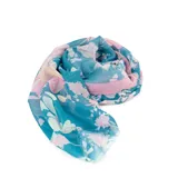 Pashmina rectangular de tela fina color celeste con estampado de flores rosas y borde rosa.