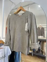 Sweater de punto color gris topo con diseño geométrico en relieve.