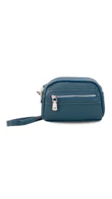 Monedero negro de simil cuero con correa para la mano, diseño práctico y compacto. Bolsillo principal con doble cierre, y un bolsillo frontal pequeño para llevar monedas.