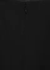 Falda larga negra de tiro medio y corte recto, con abertura en el bajo de la parte delantera y cierre de cremallera en la parte posterior.