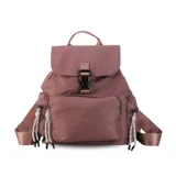 Mochila verde militar de nylon con tapa y broche metálico. Tiene apertura superior con cierre marinero, bolsillos internos, bolsillo con cierre metálico al frente y laterales. Incluye asas rígidas de mano y correas regulables para colgar en la espalda.