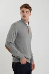 Sweater marrón de punto con medio cierre, cuello alto y coderas de cuero ecológico.