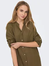 Vestido camisero midi color verde oliva, de lino, con cuello mao y mangas largas con trabilla para arremangar.