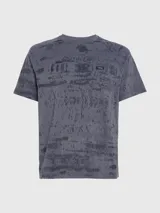 Remera gris con estampado abstracto en negro y logo de Calvin Klein en el pecho.
