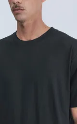 Remera negra de manga corta, cuello redondo y calce regular con recorte en la espalda.