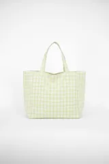 Bolso de tela color verde claro y blanco con diseño de cuadros vichy, doble asa de hombro y base rectangular.