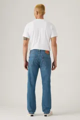 Pantalón de jean celeste de corte recto, con bolsillos delanteros y traseros.