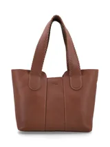 Cartera shopper marrón de cuero graneado con logo metálico. Tiene manijas con costuras en cuero y forro textil.