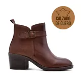 Bota corta de cuero negro con taco bajo y hebilla decorativa.