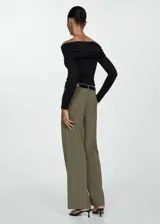 Pantalón de vestir color beige, de corte wide leg, tiro medio y pinzas frontales.