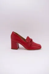 Zapato clásico de cuero azul marino, con aplique decorativo en el empeine y taco cuadrado.