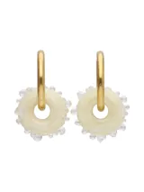 Par de aros colgantes con forma de dona color crema, decorados con pequeñas esferas de vidrio transparente y enganche tipo argolla dorada.