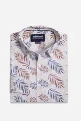 Camisa de hombre de algodón con estampado de hojas en tonos marrones, azules y amarillos. Tiene mangas largas, cartera abotonada y logo bordado.