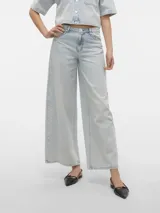 Pantalón de jean celeste de corte ancho.