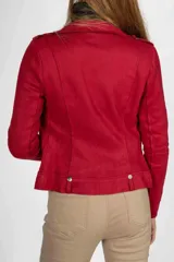 Chaqueta corta color verde militar, con cierre lateral, cuello solapa y detalles de charreteras en los hombros.