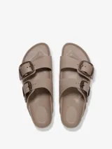 Sandalias Birkenstock Arizona Essentials color marrón topo, con hebillas grandes translúcidas y plantilla anatómica.