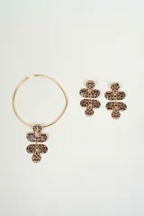 Set de collar y aros dorados con dije de flor con estampado animal print. El collar es tipo choker y los aros son colgantes.