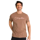 Remera marrón de manga corta con cuello redondo y logo de Caterpillar estampado en el pecho.
