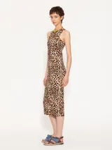 Vestido midi negro de punto canalé, sin mangas y con cuello redondo.