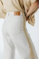 Pantalón palazzo color beige con detalles de crochet en los laterales.