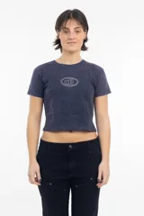 Remera corta gris con logo ovalado estampado en el centro.