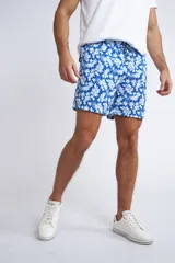 Short de baño con cintura elástica, full estampa en colores turquesa y verde, y tejido ligero de rápido secado.