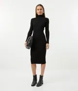 Vestido midi negro de tejido de punto acanalado, con cuello alto y manga larga. Diseño ajustado al cuerpo.