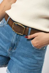 Cinto marrón de cuero sintético con labrado de diseño abstracto y hebilla rectangular dorada.