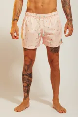 Short de baño rosado con estampado de motivos playeros y cordón ajustable en la cintura.