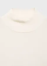 Sweater azul marino de punto fino con cuello perkins, corte oversize y mangas largas.