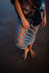 Pollera tejida a mano con textura red en hilado de lino con lurex.