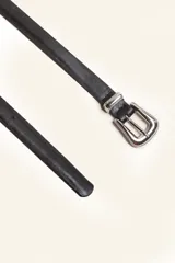 Cinto de cuero negro de 2 cm de ancho con hebilla tejana plateada.