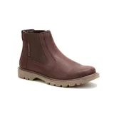 Bota Chelsea Caterpillar Colorado 2.0 color marrón, confeccionada en nobuk envejecido con forro 100% reciclado postindustrial. Cuenta con plantilla de espuma EVA suave, forro de calcetín con control de olores probiótico y suela de goma duradera.