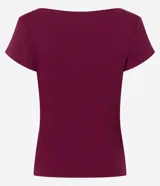 Blusa de rib color borgoña, con escote canoa y mangas cortas.