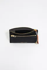 Cartera negra de nylon con estructura blanda. Cuenta con asa de tejido, logo metálico BIMBA Y LOLA, acabados metálicos, tarjetero interior, cierre con cremallera e interior con placa logotipada metálica BIMBA Y LOLA.