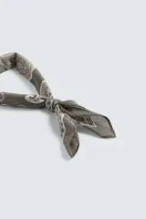 Pañuelo bandana azul con estampado paisley en blanco, confeccionado en algodón.